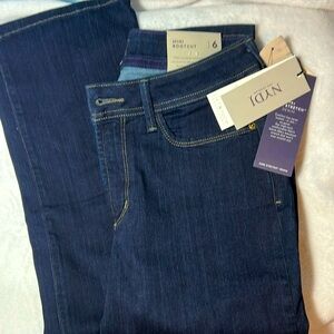 NWT NYDJ Billie Mini Bootcut jeans - size 6L! Perfect shape!